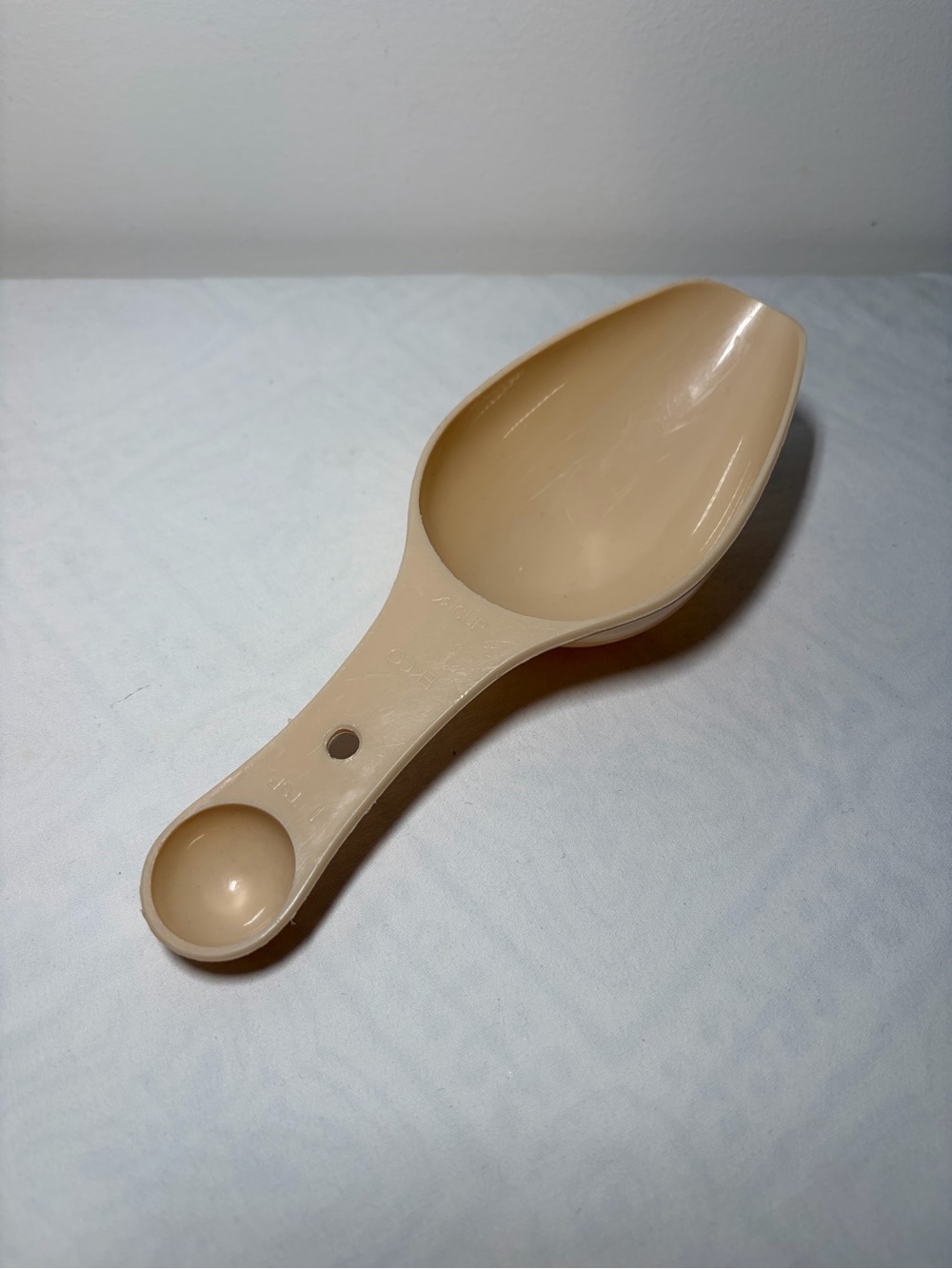 Ekco Vintage Beige Plastic Multipurpose Scoop with Built-In Measuring Spoon